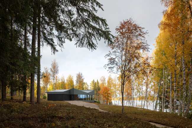 Forêts de pins et de bouleaux et vues sur le lac : les paysages dessinent l'harmonie de la Square House