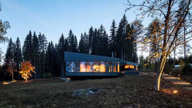 Forêts de pins et de bouleaux et vues sur le lac : les paysages dessinent l'harmonie de la Square House