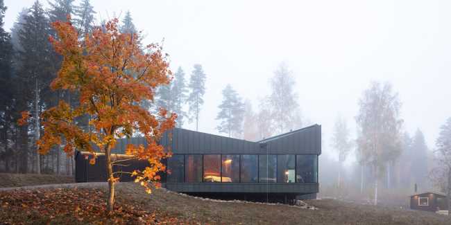 Forêts de pins et de bouleaux et vues sur le lac : les paysages dessinent l'harmonie de la Square House.