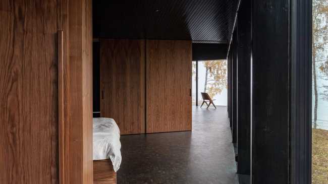 Forêts de pins et de bouleaux et vues sur le lac : les paysages dessinent l'harmonie de la Square House