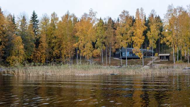 Forêts de pins et de bouleaux et vues sur le lac : les paysages dessinent l'harmonie de la Square House.