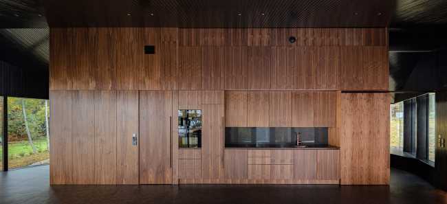 Forêts de pins et de bouleaux et vues sur le lac : les paysages dessinent l'harmonie de la Square House