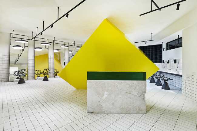 Salon de coiffure Un Diavolo per Capello. Emblème du design de l'interaction espace-matière