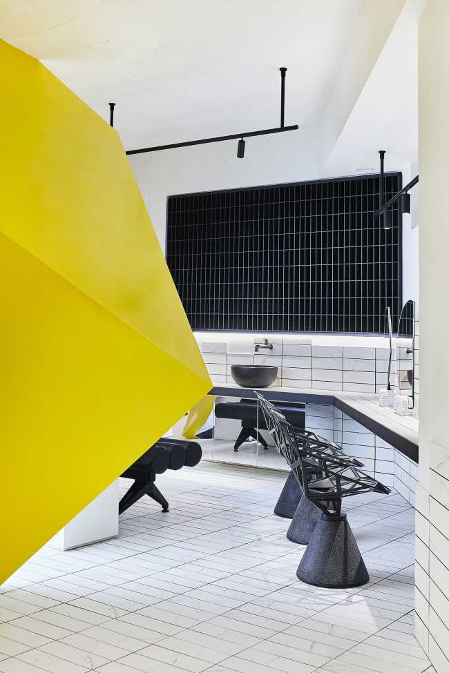 Salon de coiffure Un Diavolo per Capello. Emblème du design de l'interaction espace-matière