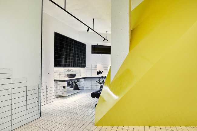 Salon de coiffure Un Diavolo per Capello. Emblème du design de l'interaction espace-matière