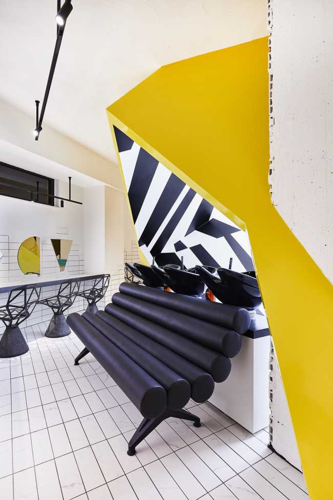 Salon de coiffure Un Diavolo per Capello. Emblème du design de l'interaction espace-matière