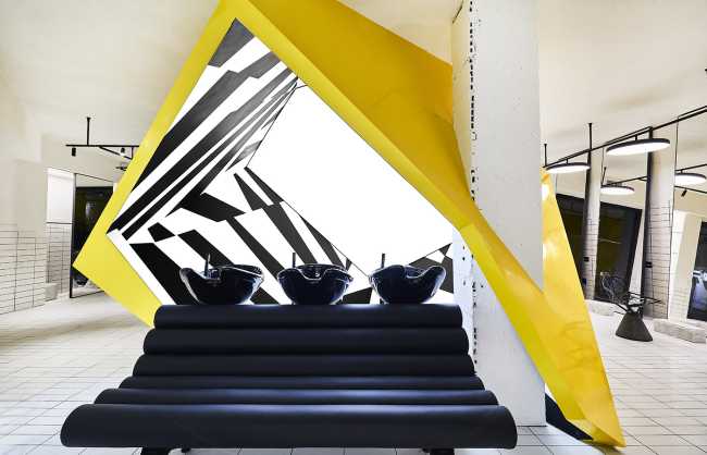 Salon de coiffure Un Diavolo per Capello. Emblème du design de l'interaction espace-matière