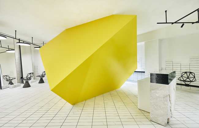 Salon de coiffure Un Diavolo per Capello. Emblème du design de l'interaction espace-matière