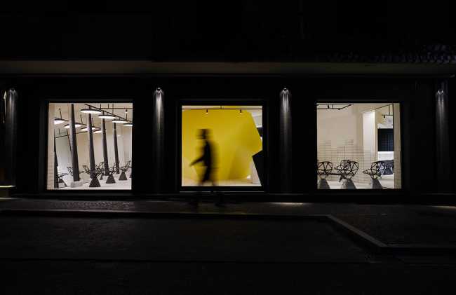 Salon de coiffure Un Diavolo per Capello. Emblème du design de l'interaction espace-matière