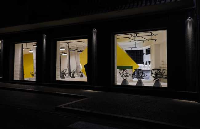 Salon de coiffure Un Diavolo per Capello. Emblème du design de l'interaction espace-matière