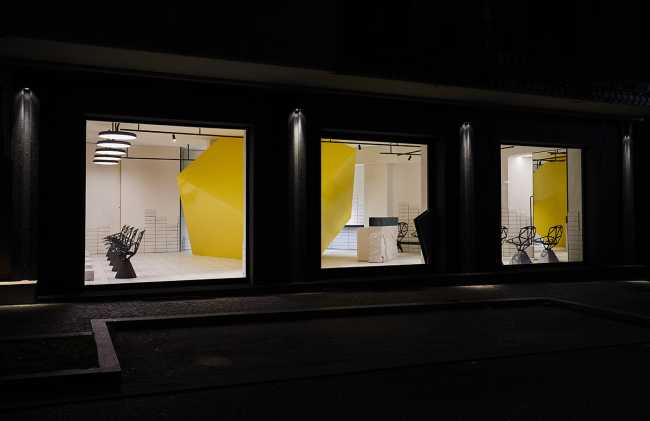 Salon de coiffure Un Diavolo per Capello. Emblème du design de l'interaction espace-matière