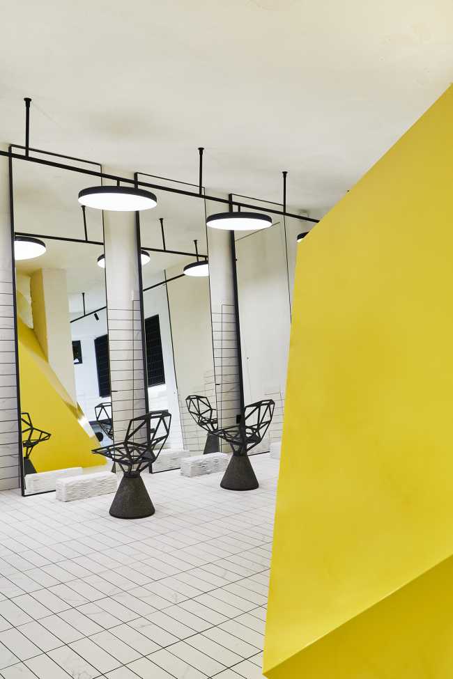 Salon de coiffure Un Diavolo per Capello. Emblème du design de l'interaction espace-matière