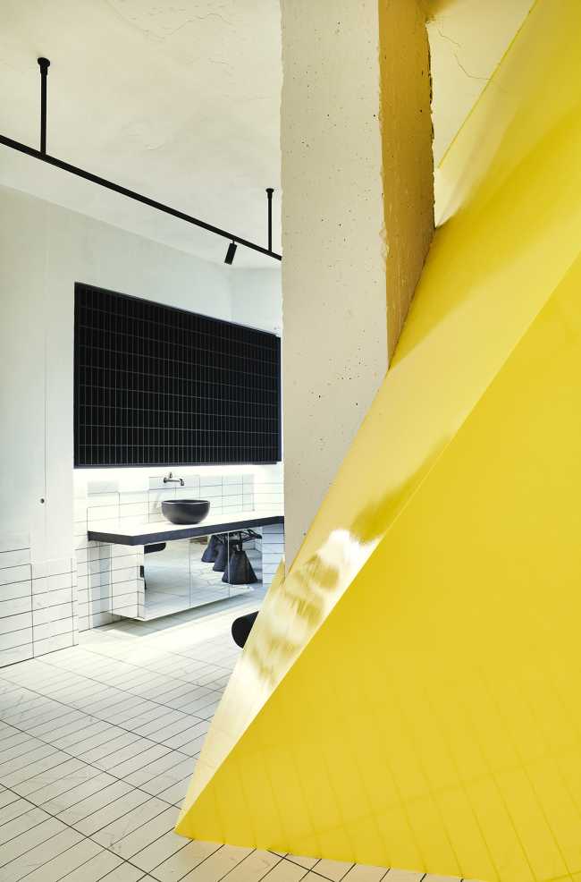 Salon de coiffure Un Diavolo per Capello. Emblème du design de l'interaction espace-matière