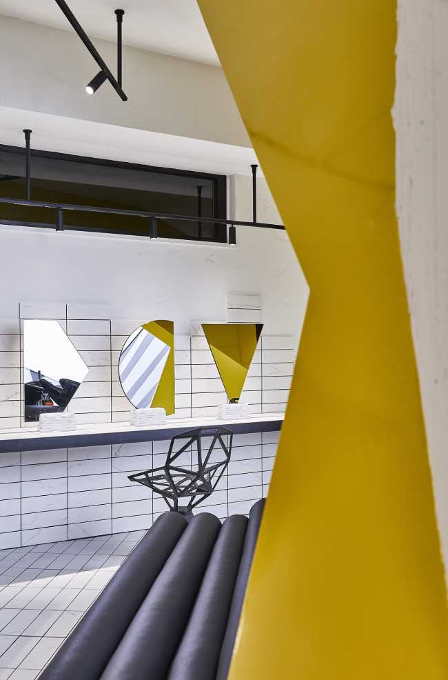 Salon de coiffure Un Diavolo per Capello. Emblème du design de l'interaction espace-matière