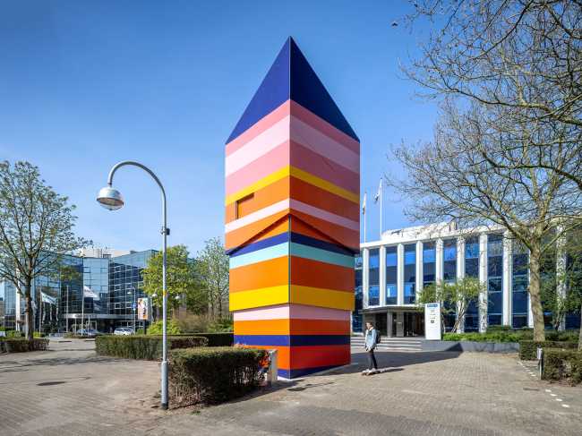 Folly KomEtenPlein. Lively triangular pavilion for outdoor meetings