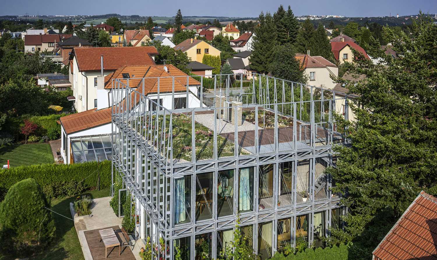 Le corset en acier enveloppe une résidence. Renforcement d'un bâtiment des années 30