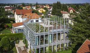 Le corset en acier enveloppe une résidence. Renforcement d'un bâtiment des années 30