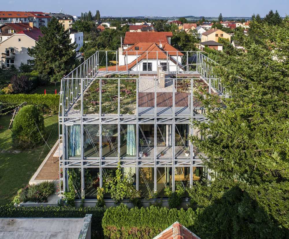 Le corset en acier enveloppe une résidence. Renforcement d'un bâtiment des années 30