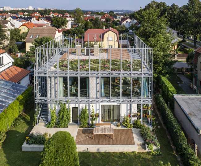 Le corset en acier enveloppe une résidence. Renforcement d'un bâtiment des années 30