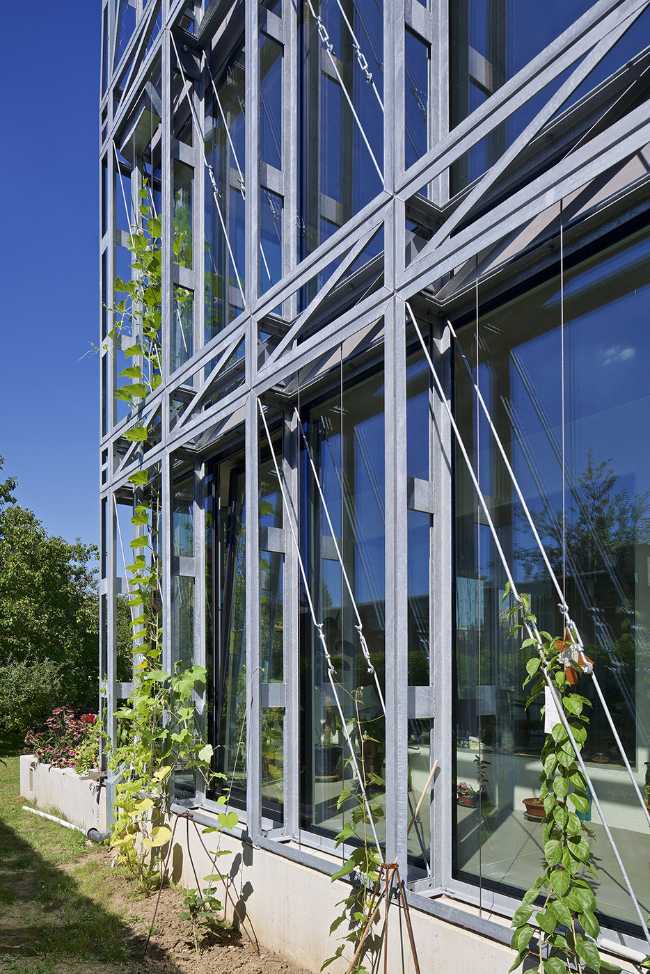 Le corset en acier enveloppe une résidence. Renforcement d'un bâtiment des années 30