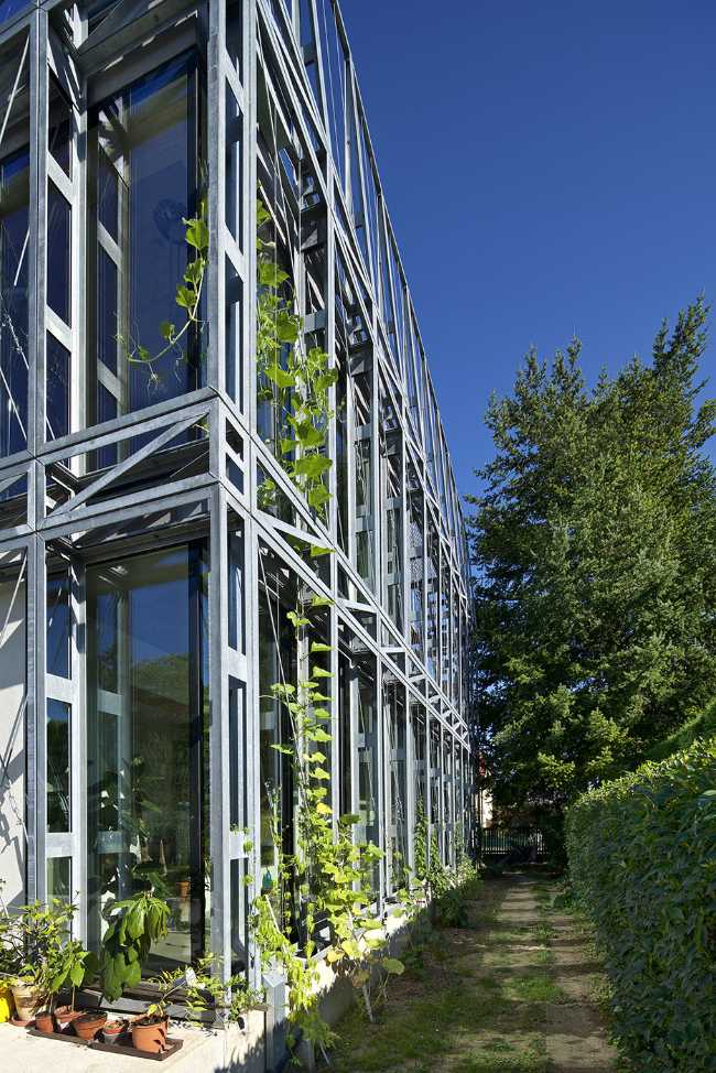 Le corset en acier enveloppe une résidence. Renforcement d'un bâtiment des années 30