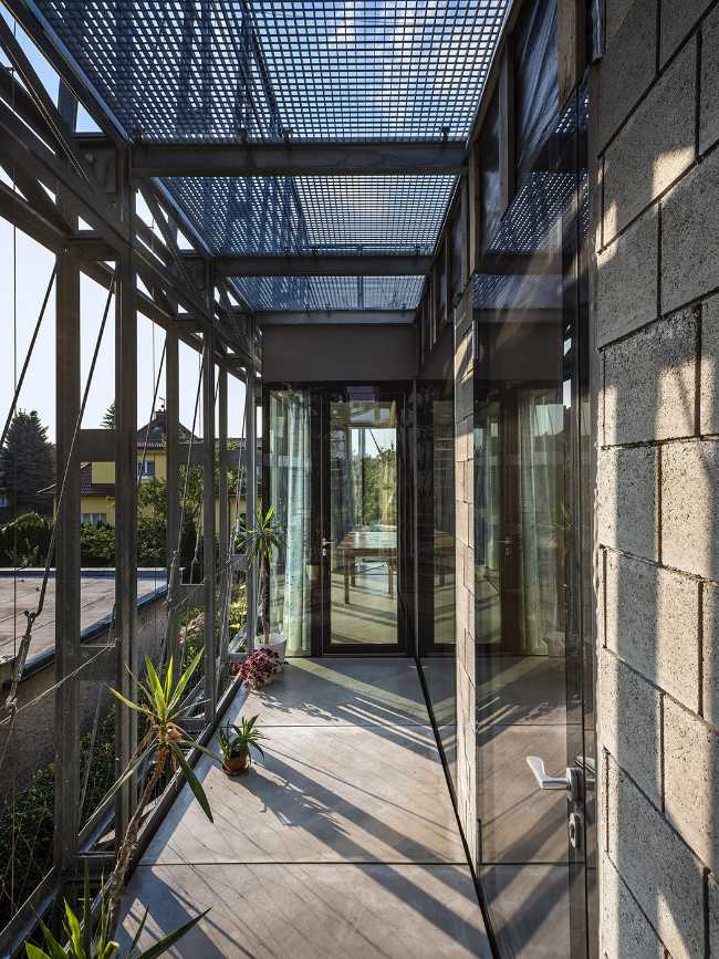 Le corset en acier enveloppe une résidence. Renforcement d'un bâtiment des années 30