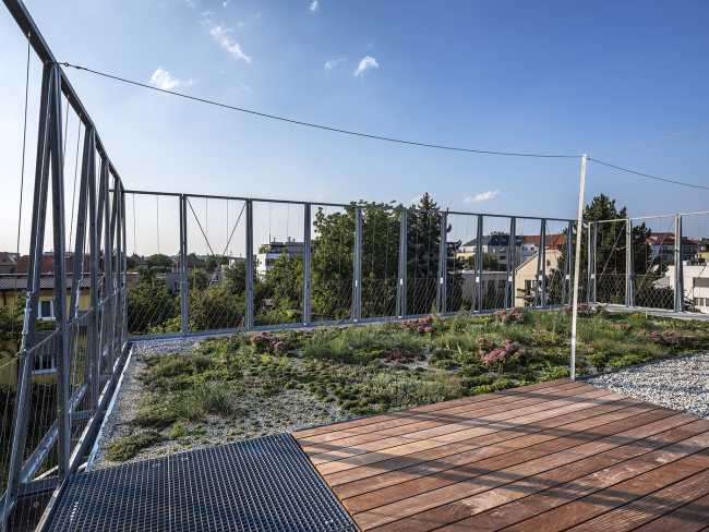 Le corset en acier enveloppe une résidence. Renforcement d'un bâtiment des années 30