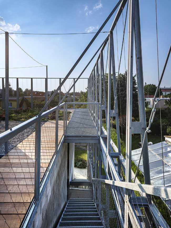 Le corset en acier enveloppe une résidence. Renforcement d'un bâtiment des années 30