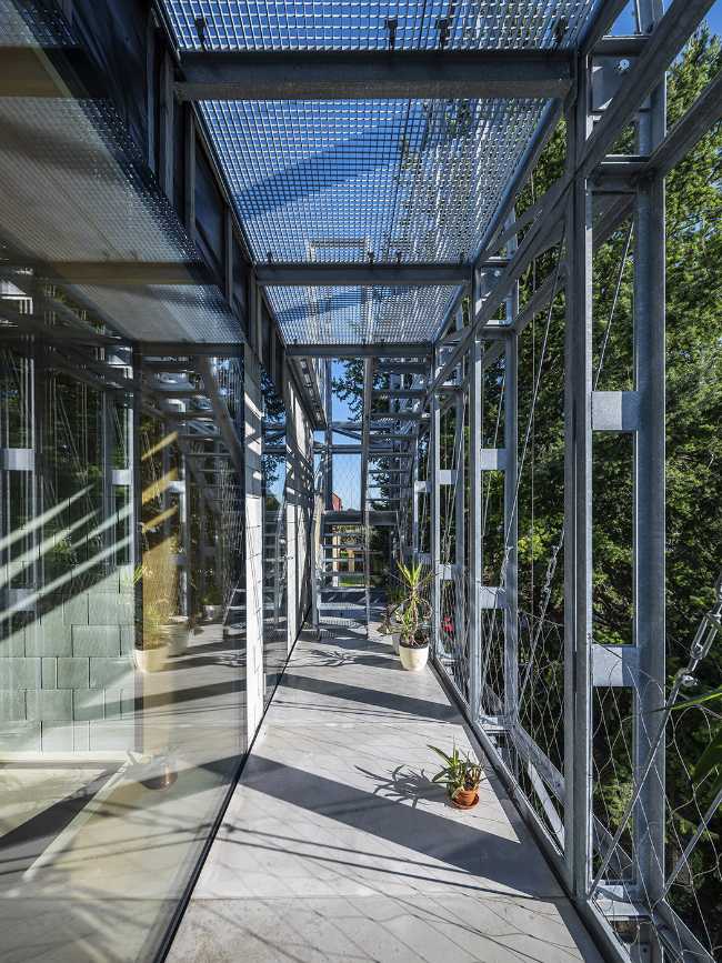 Le corset en acier enveloppe une résidence. Renforcement d'un bâtiment des années 30