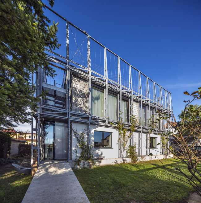 Le corset en acier enveloppe une résidence. Renforcement d'un bâtiment des années 30