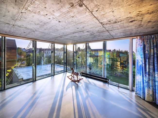 Le corset en acier enveloppe une résidence. Renforcement d'un bâtiment des années 30