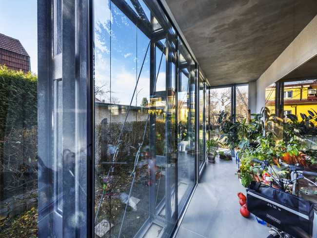 Le corset en acier enveloppe une résidence. Renforcement d'un bâtiment des années 30