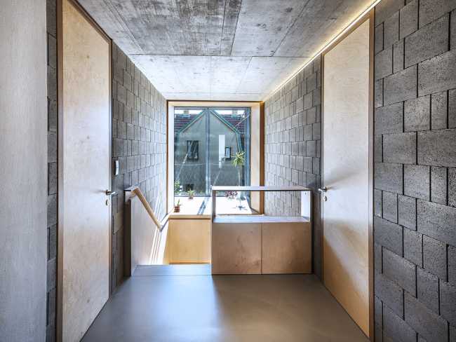 Le corset en acier enveloppe une résidence. Renforcement d'un bâtiment des années 30