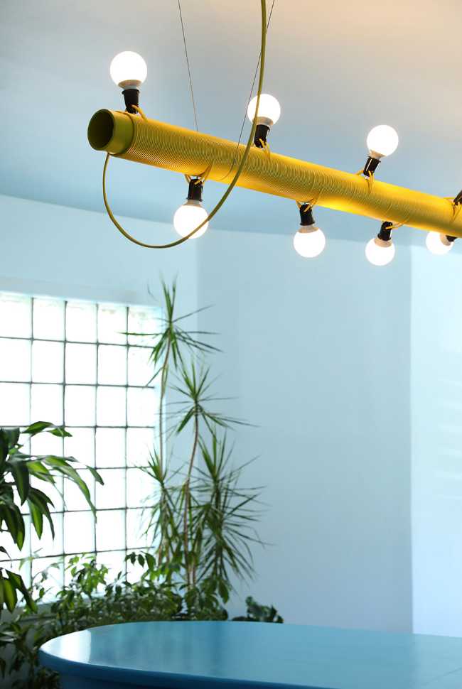 Tipico Cafè di New York. Tavoli di recupero formano bancone blu che massimizza le interazioni sociali