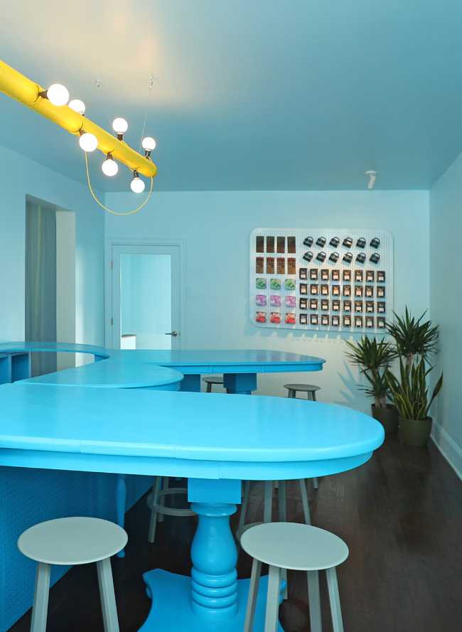 Tipico Cafè di New York. Tavoli di recupero formano bancone blu che massimizza le interazioni sociali