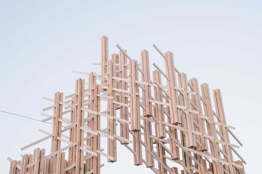 Mori. Una instalación de madera en Los Ángeles que conceptualiza el sentido de unión