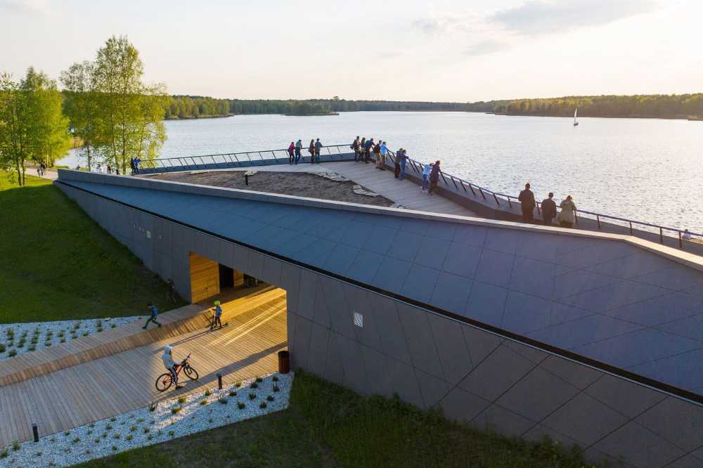 MOSM Canoe Center. Facciata in fibrocemento per un edificio moderno con vista sul lago