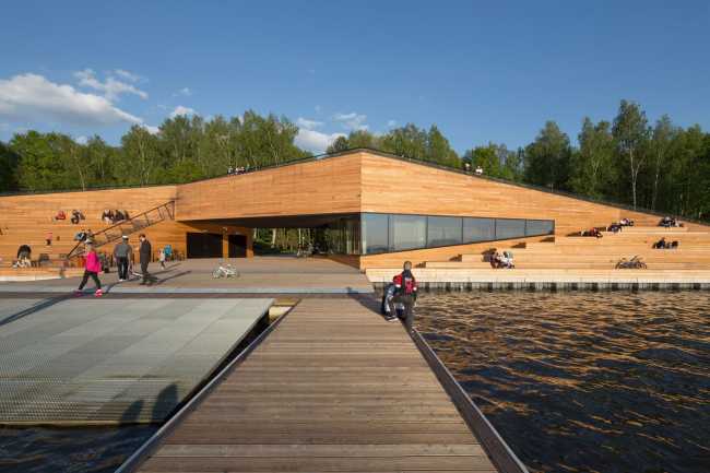 MOSM Canoe Center. Facciata in fibrocemento per un edificio moderno con vista sul lago