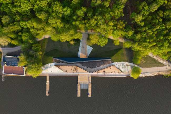 MOSM Canoe Center. Facciata in fibrocemento per un edificio moderno con vista sul lago