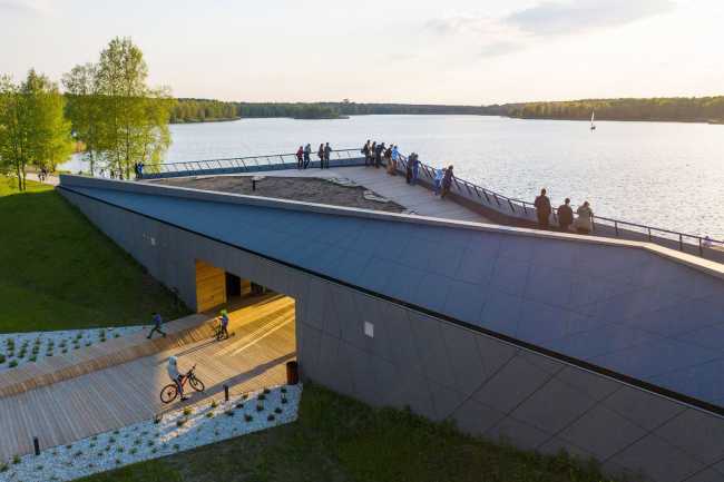 MOSM Canoe Center. Facciata in fibrocemento per un edificio moderno con vista sul lago