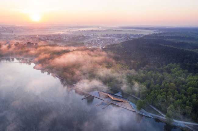 MOSM Canoe Center. Facciata in fibrocemento per un edificio moderno con vista sul lago
