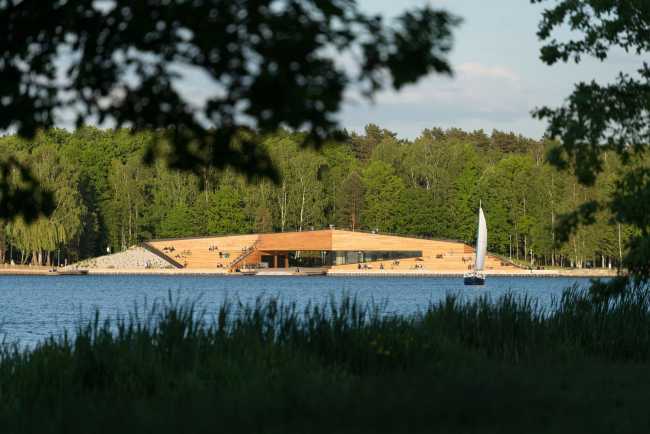 MOSM Canoe Center. Facciata in fibrocemento per un edificio moderno con vista sul lago