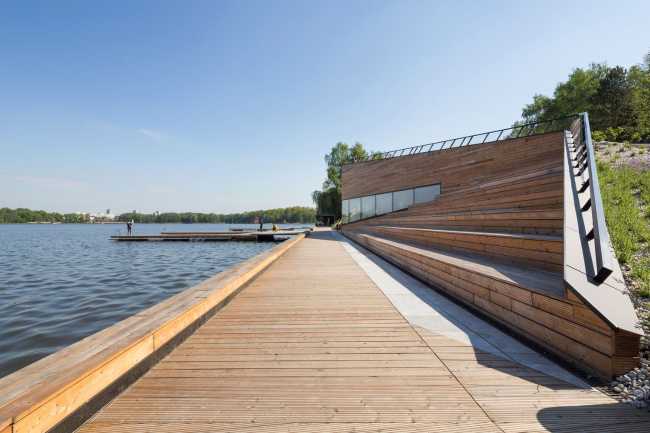 MOSM Canoe Center. Facciata in fibrocemento per un edificio moderno con vista sul lago