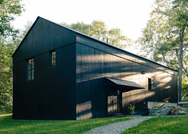 Wooden complex on the outskirts of New York. Chalet-inspired forms
