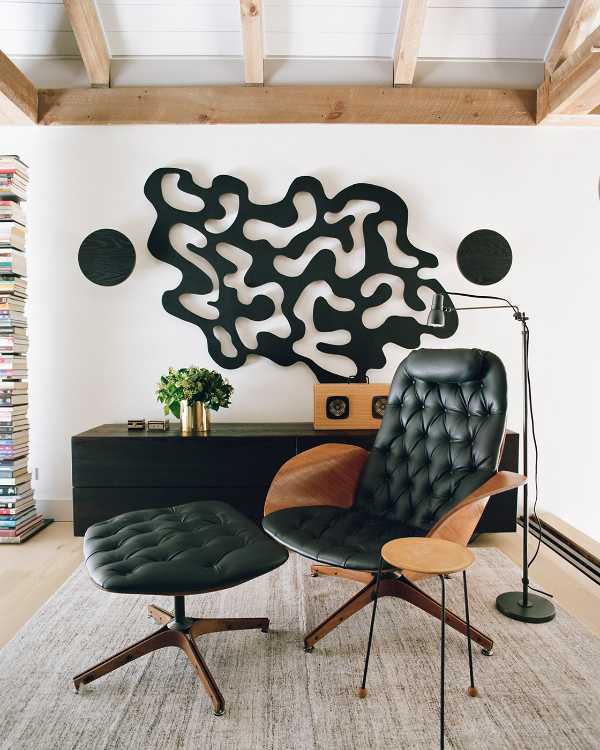 Wooden complex on the outskirts of New York. Chalet-inspired forms