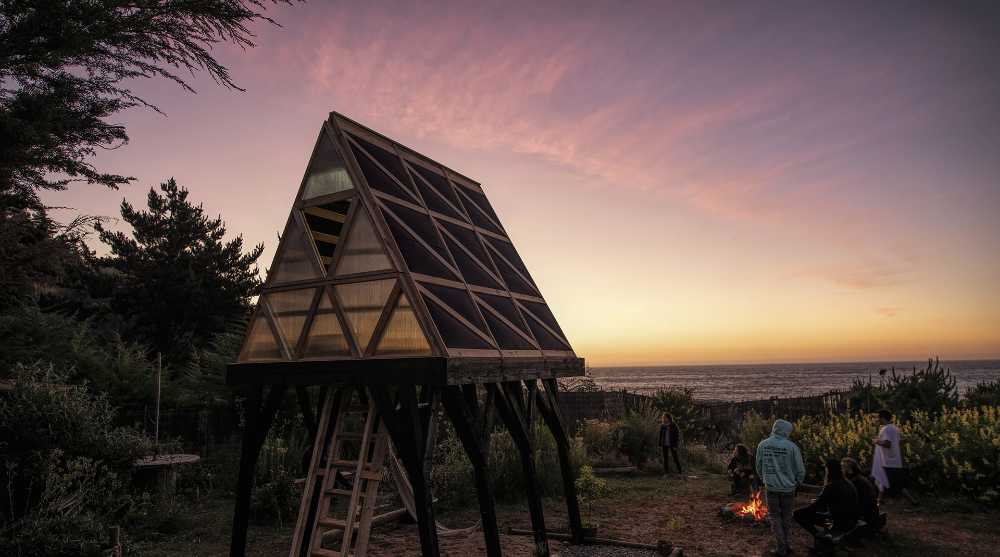 “Habitacion Fundamental” per un surf camp. 21 elementi prefabbricati generano un modulo abitativo