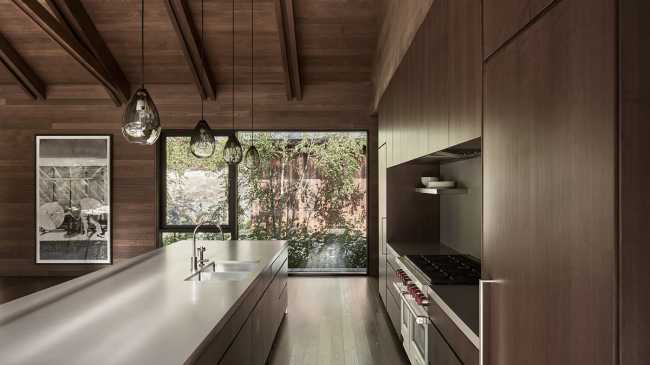 Une enclave rocheuse abrite un chalet en bois. Remise pour bateaux sur les rives d'un lac.