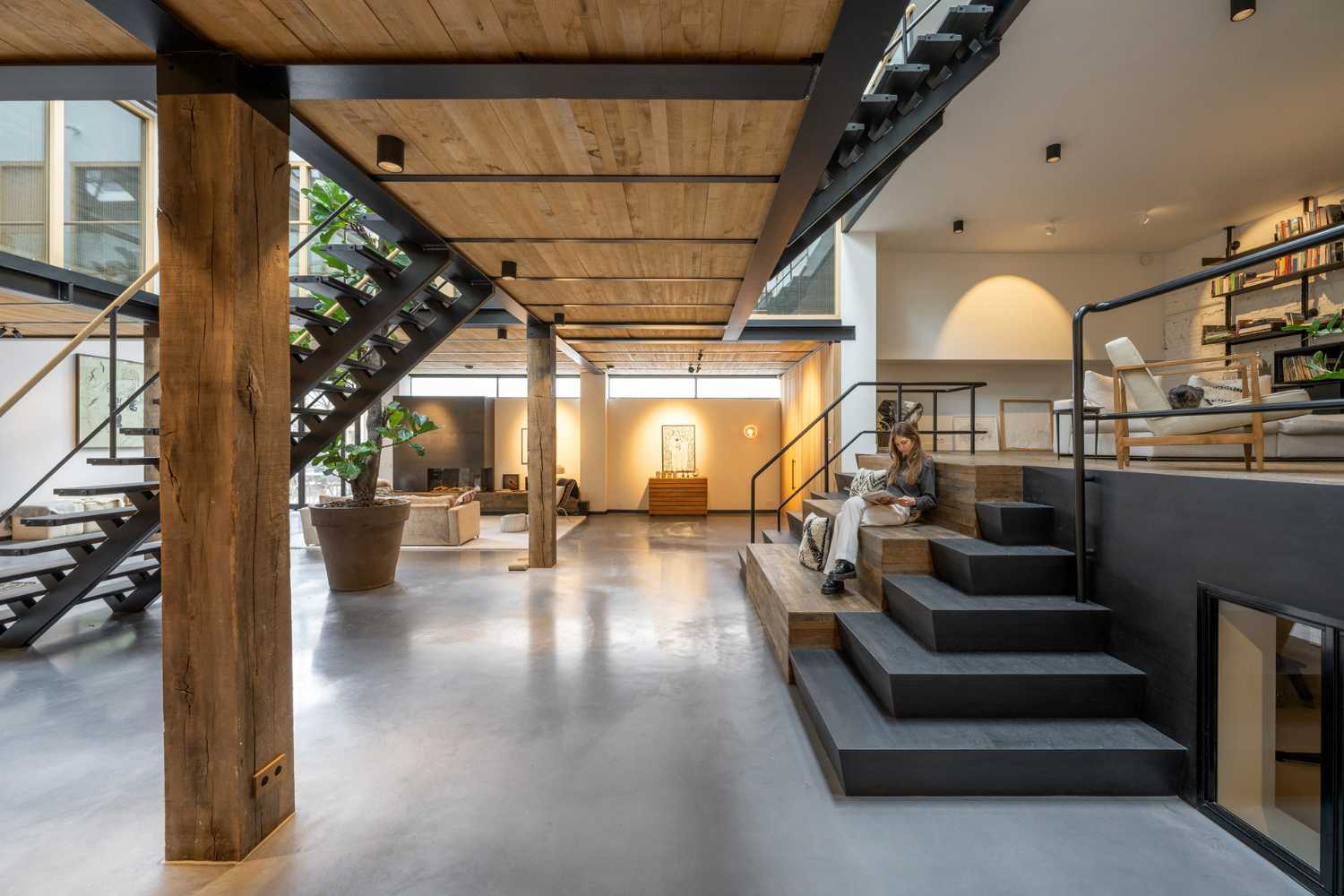 The gymnasium. A gymnasium transformed into a bright and intimate loft with an industrial style