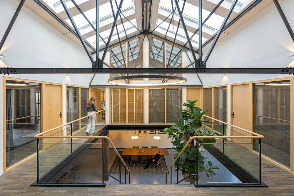 The gymnasium. Une salle de sport transformée en un loft lumineux et intime au style industriel