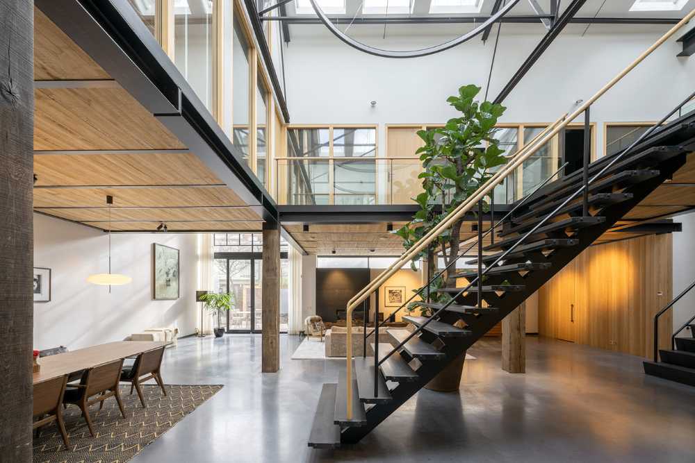 The gymnasium. Une salle de sport transformée en un loft lumineux et intime au style industriel
